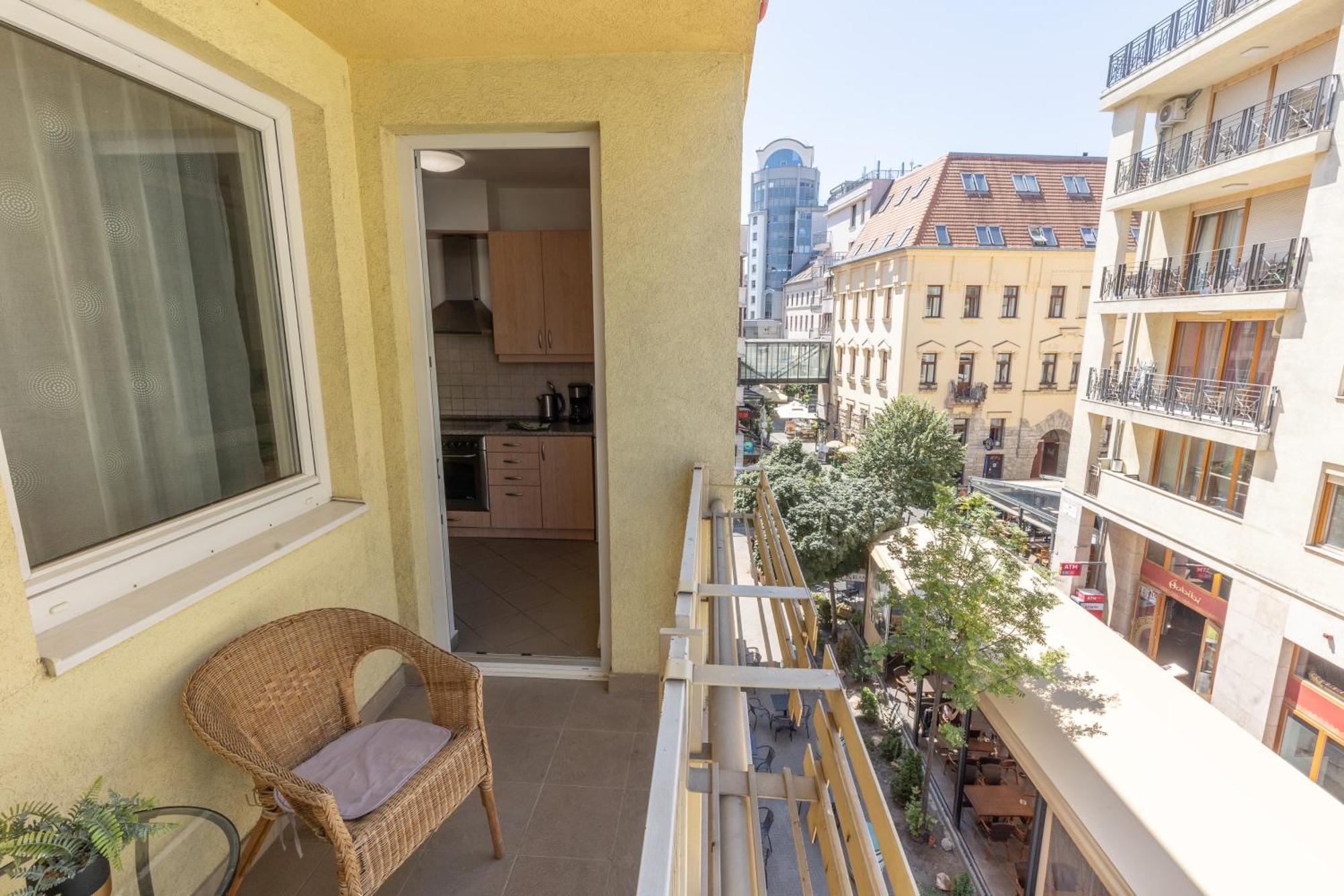 Gozsdu White Raven Residence 305 — Photos 1